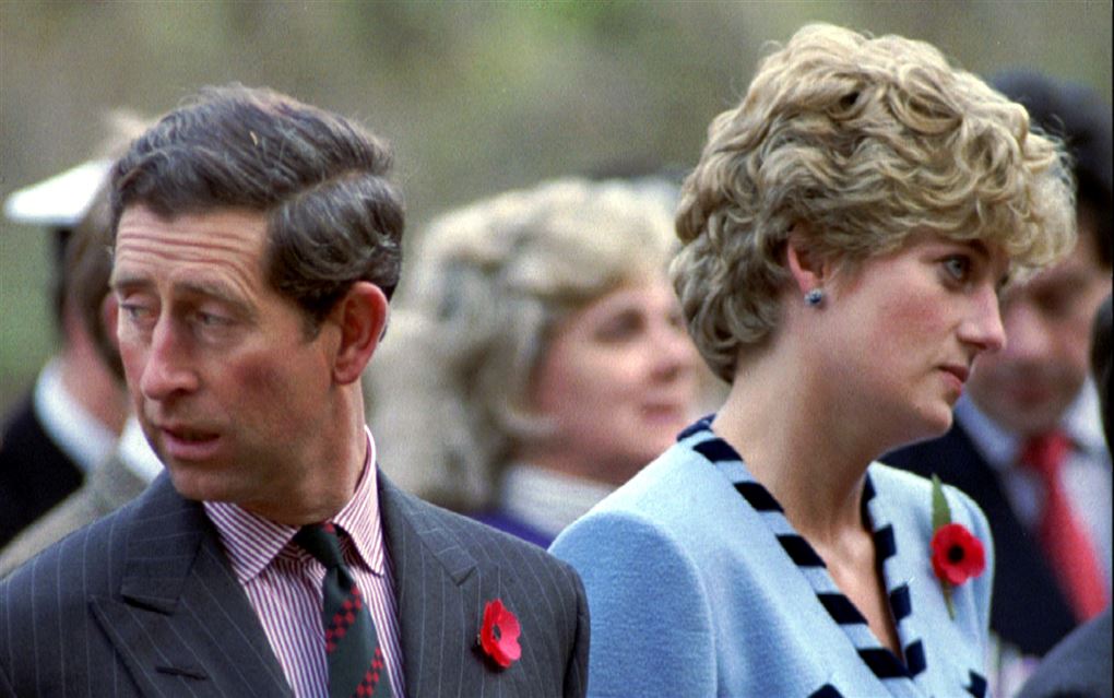 billede af prins Charles og prinsesse Diana der kigger hver sin vej
