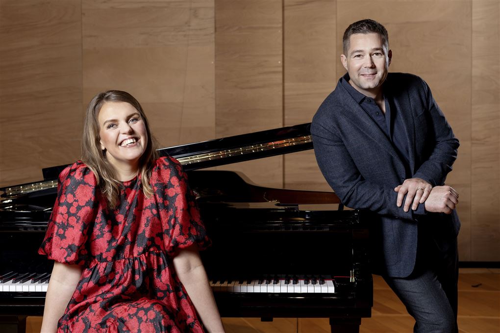 Katrine Muff sidder og Johannes Langkilde står ved piano akkesæt 