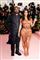 Kanye West i sort og Kim Kardashian i gennemsigtigt tøj på den røde løber