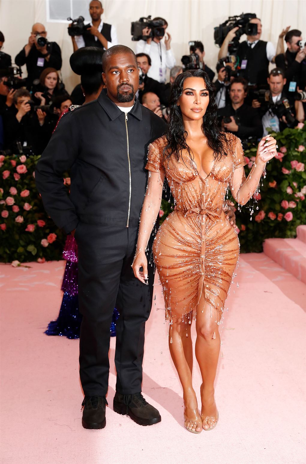 Kanye West i sort og Kim Kardashian i gennemsigtigt tøj på den røde løber