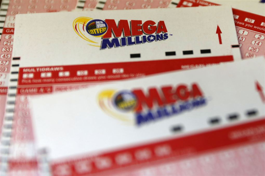 lottokuponer fra det amerikanske lottospil Mega Millions ligger på bord