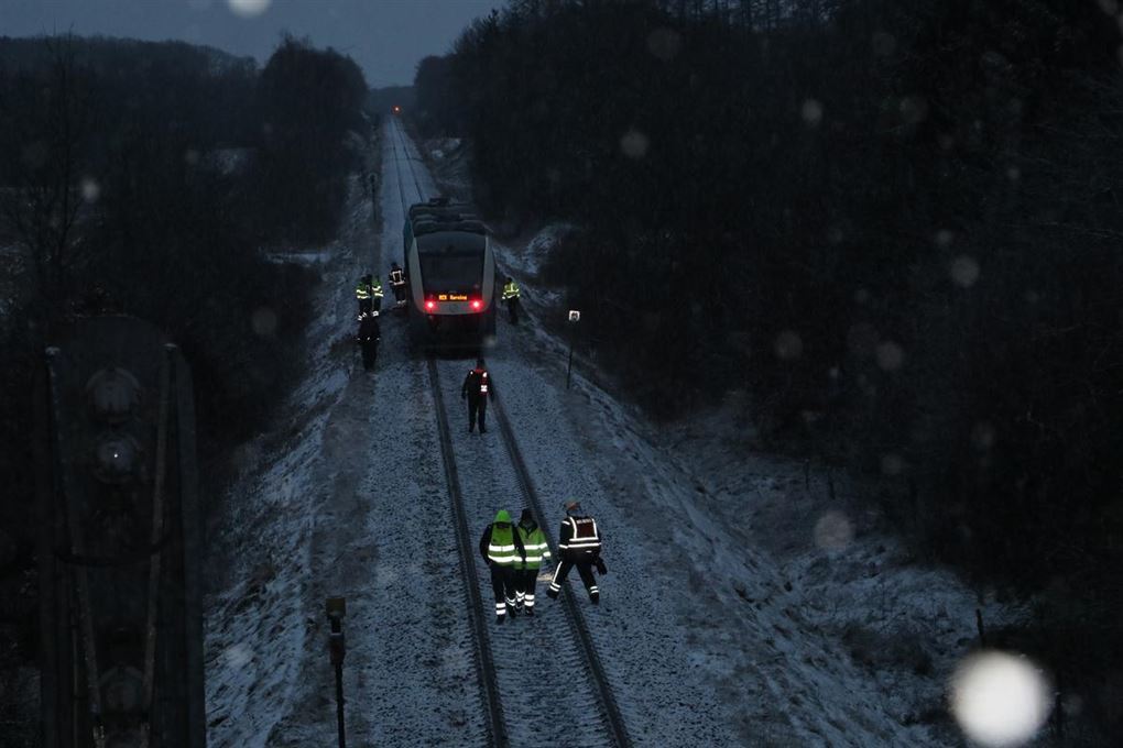 tog holder stille på jernbane efter ulykke