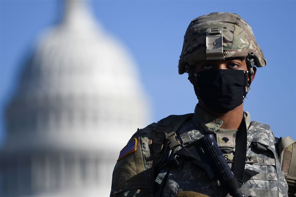 En soldat med kuplen fra Capitol Hill i baggrunden