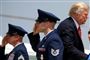 Trump går forbi honnørhilsende soldater