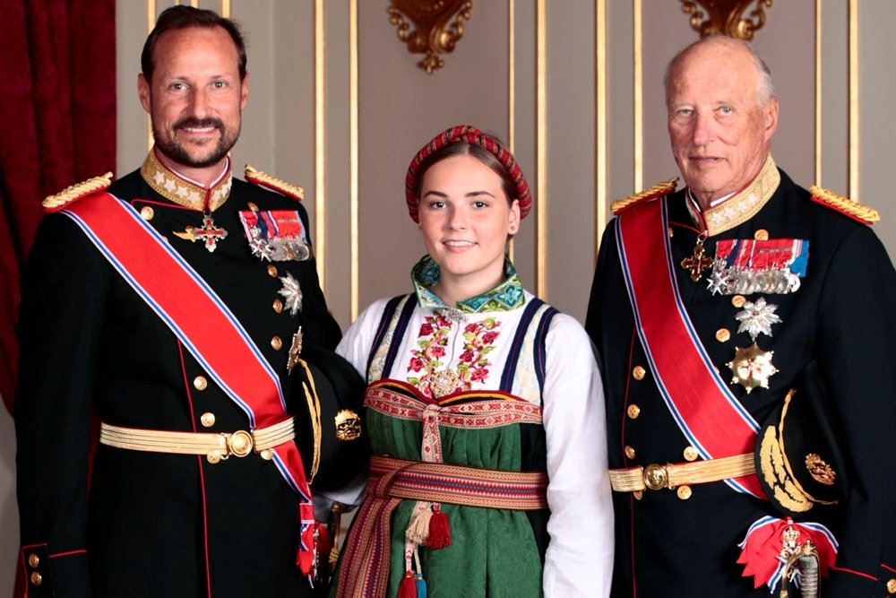 Billede af kong Harald, kronprins Haakon og prinsesse Ingrid Alexandra