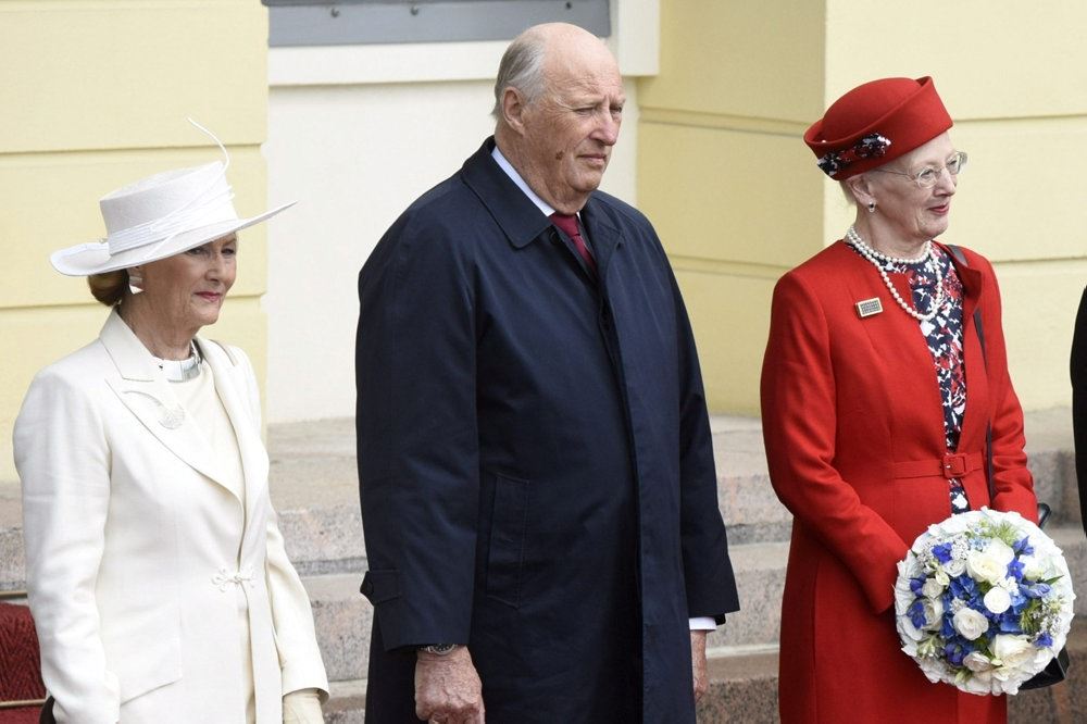 kong Harald og dronning Sonja ses sammen med dronning Margrethe