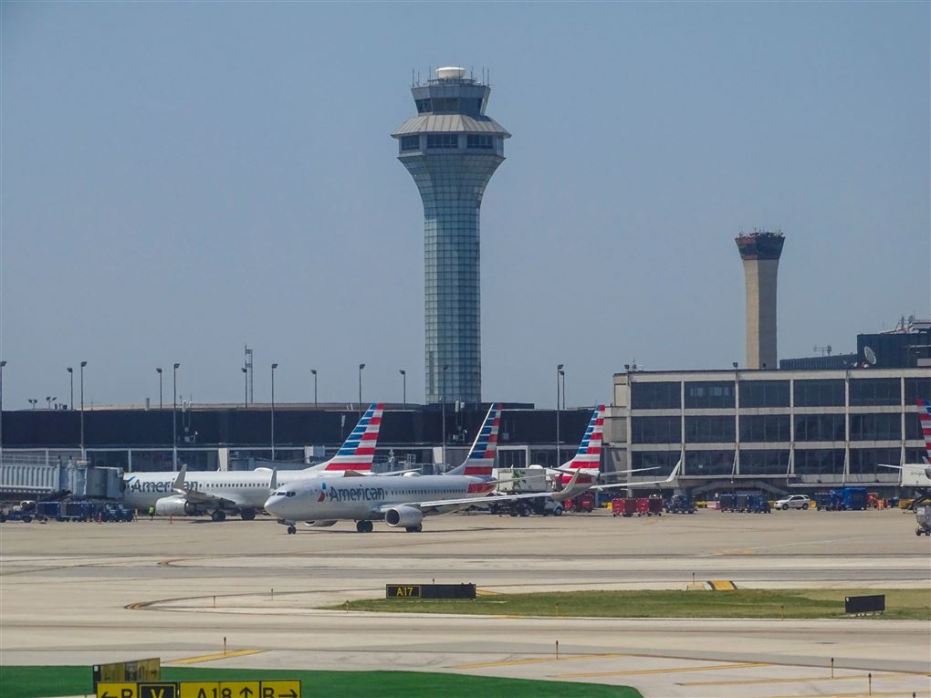 fly og kontroltårn i chicagos internationale lufthavn