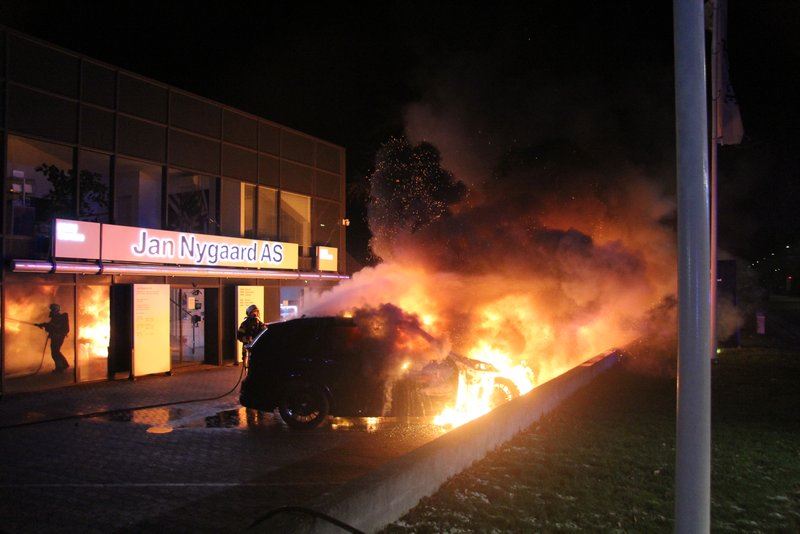 bil i brand ved bilforhandler