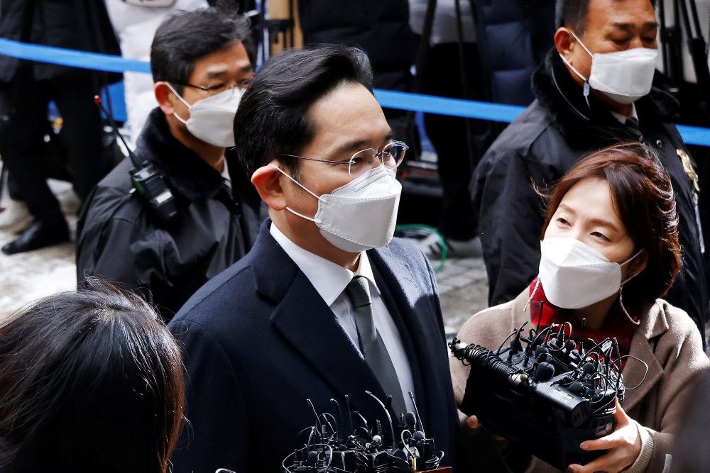 Samsung-arvingen Jay Y. Lee iført mundbind