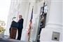 Donald Trump taler foran Det Hvide Hus