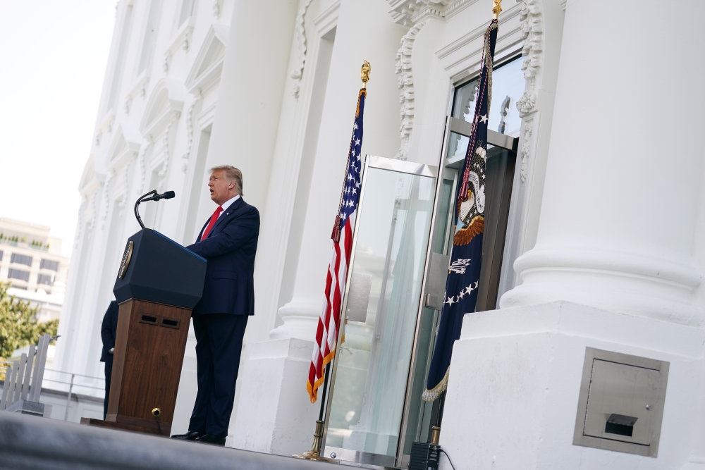 Donald Trump taler foran Det Hvide Hus