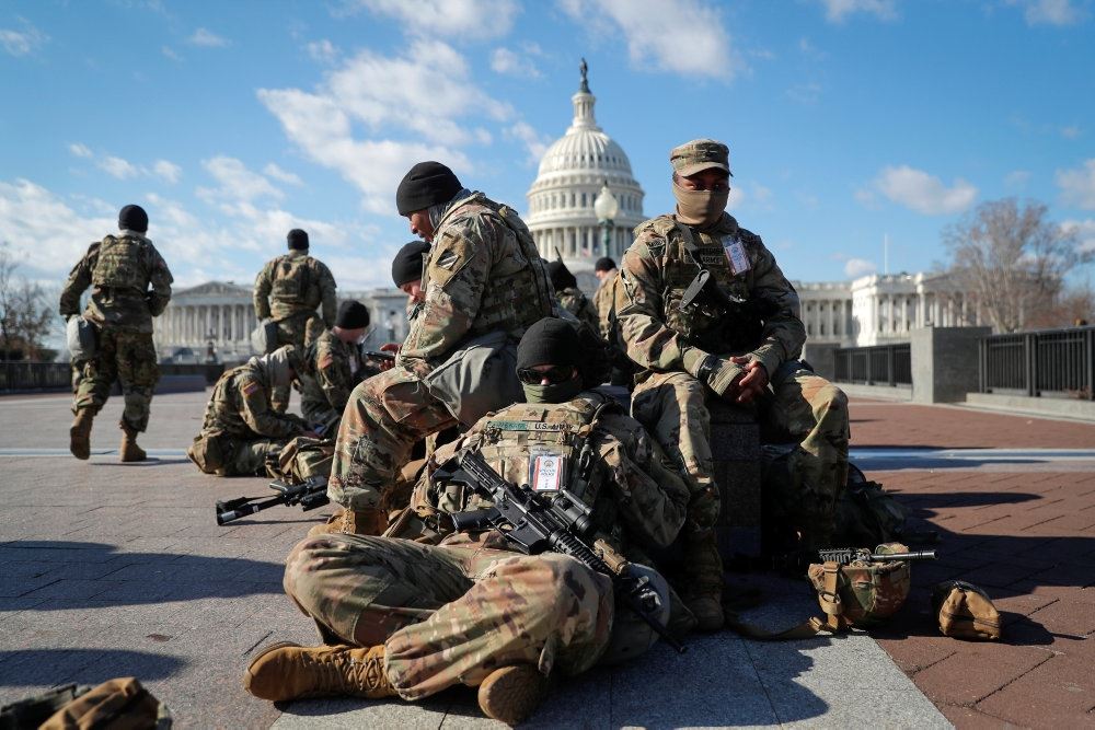 soldater sidder foran kongressen i washington