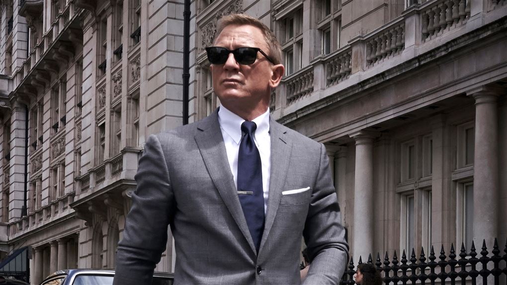 Daniel Craig med solbriller går på gade i rollen som James Bond 