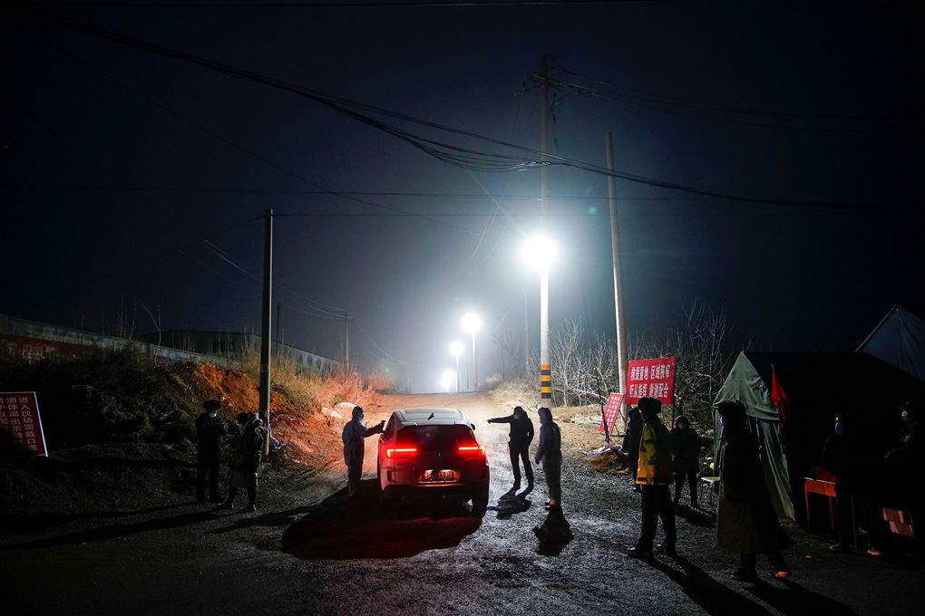 redningsarbejdere i aktion om natten ved mine i Kina 