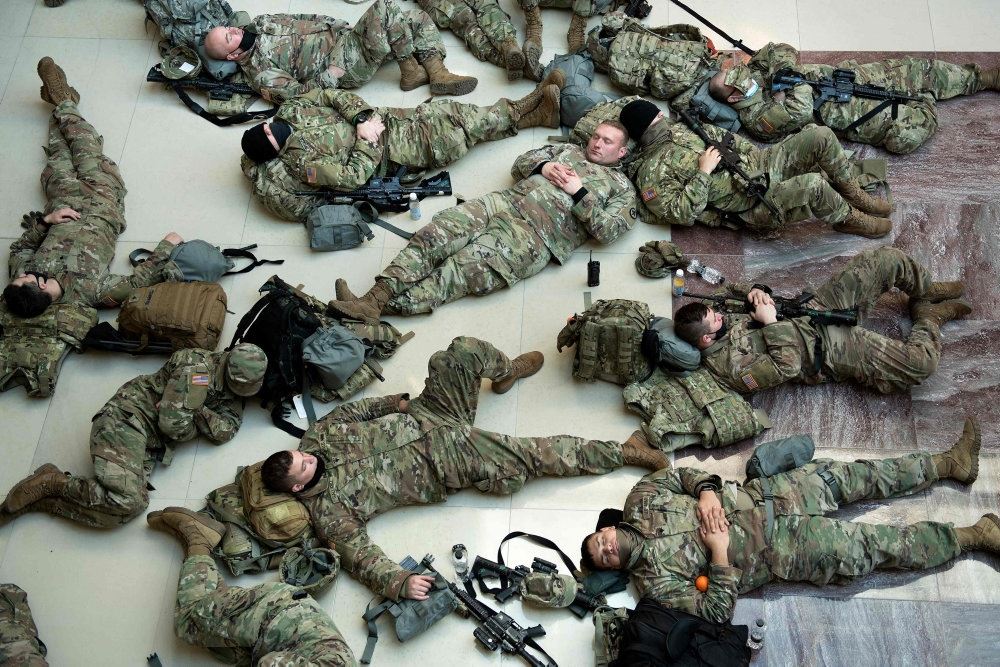 soldater ligger på jorden i p-kælder