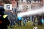 Politi med vandkanon mod demonstranter 