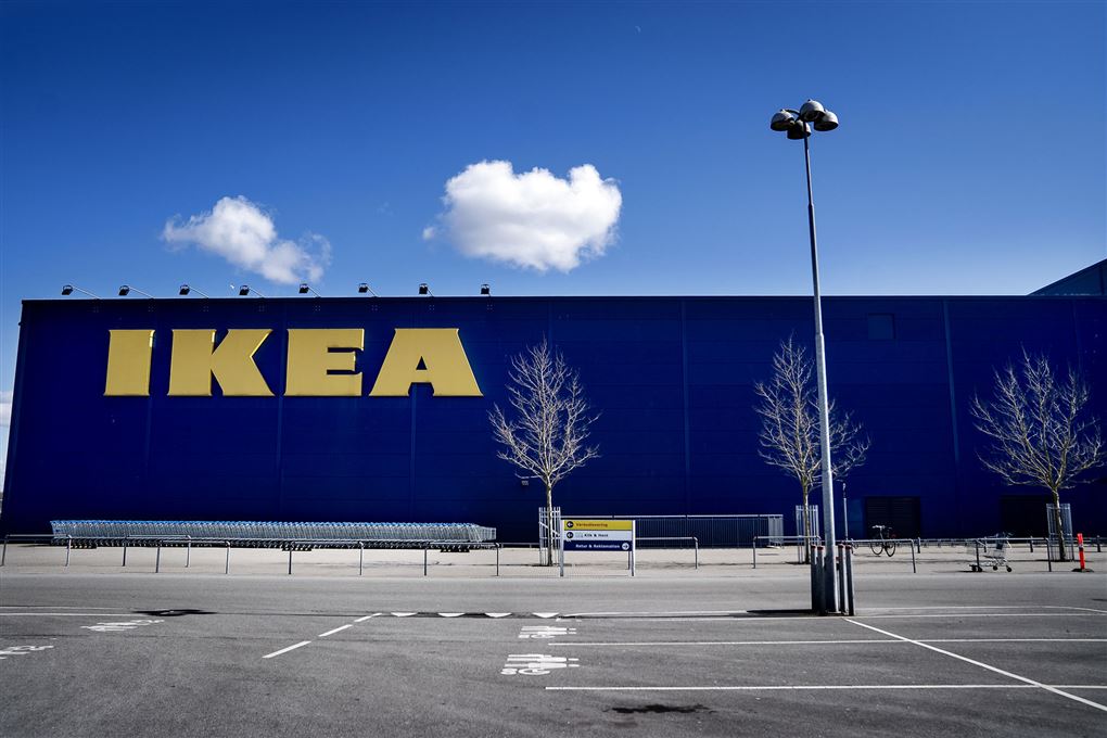Et IKEA varehus med en helt tom parkeringsplads. 