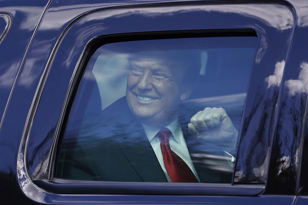 billede af Donald Trump siddende i bil