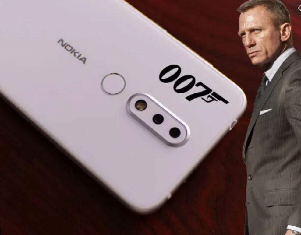 En telefon og et billede af Daniel Craig som James Bond