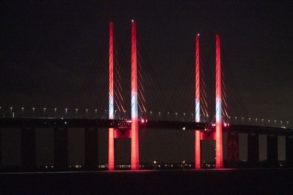 Øresundsbroen i rødt og hvidt