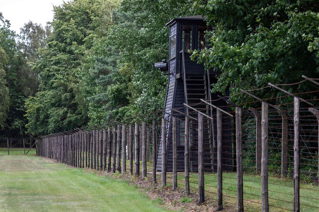 vagttårn og pigtråd i KZ-lejr 