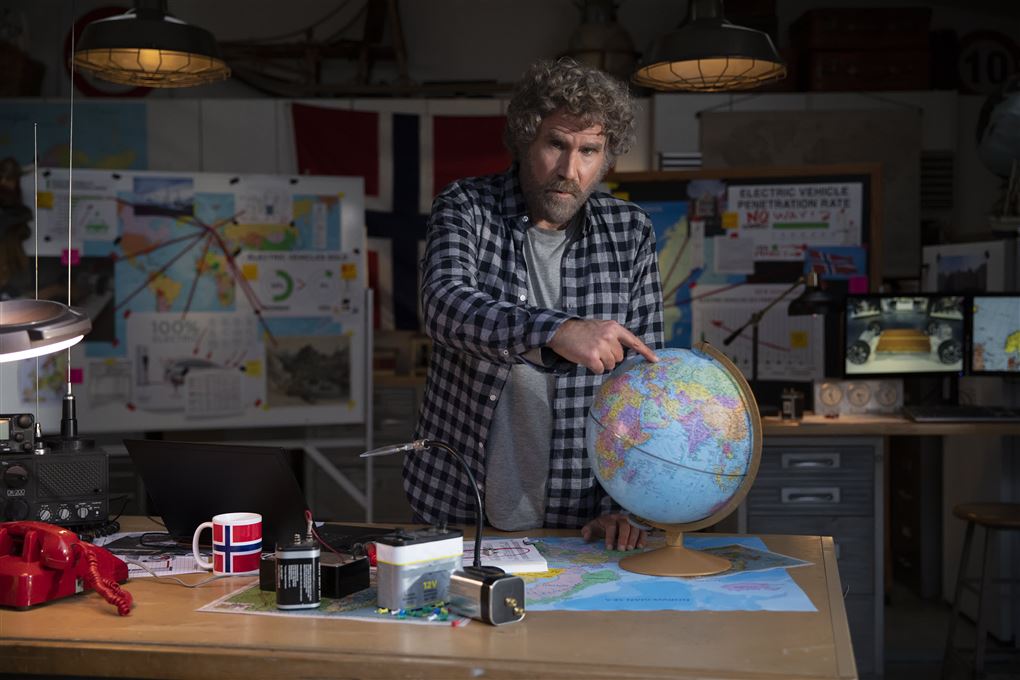 skuespilleren will ferrell peger på en globus i tv-reklame