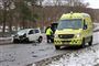 En ambulance og en smadret hvid personbil