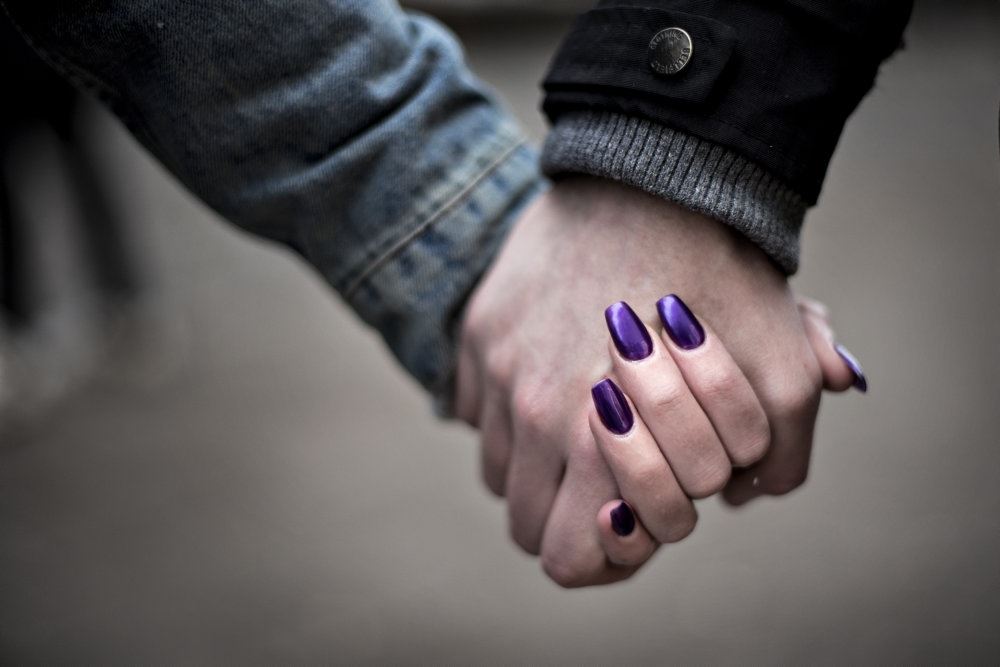 Et par holder i hånden