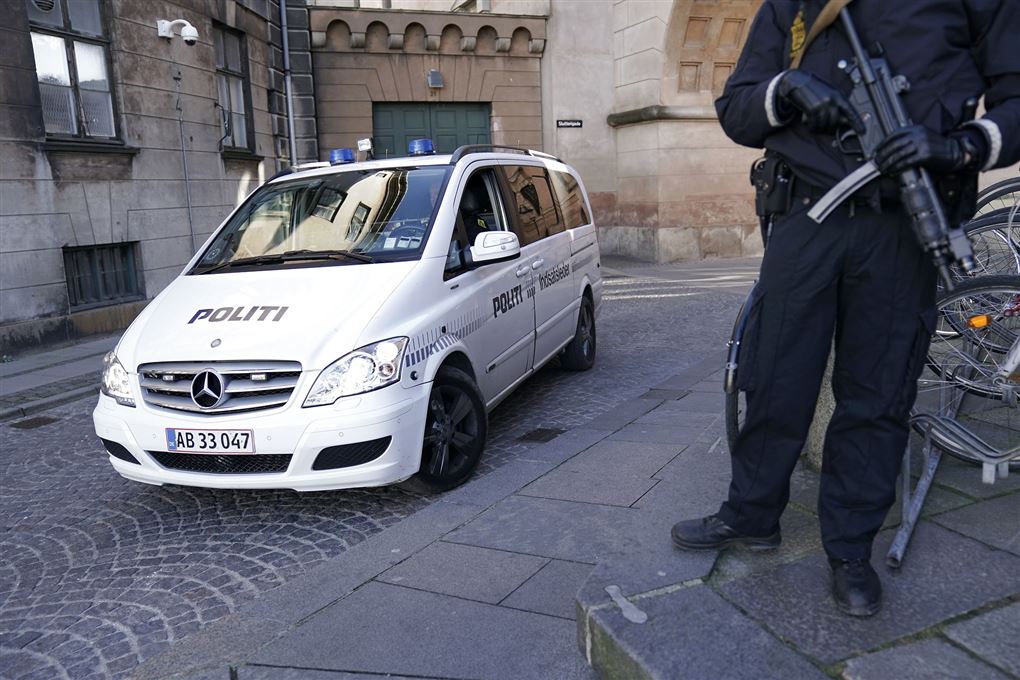 En svært bevæbnet betjent ved retten i København.