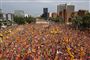 En catalansk menneskemængde med bannere og flag i Barcelonas gader