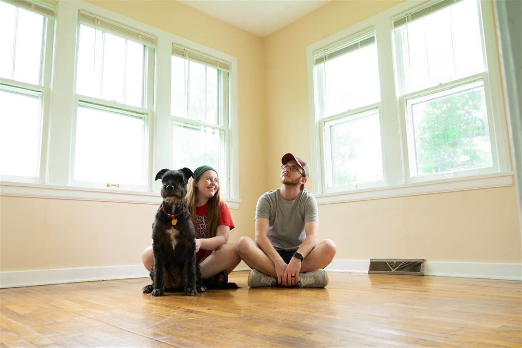 et par med en hund sidder i en tom lejlighed