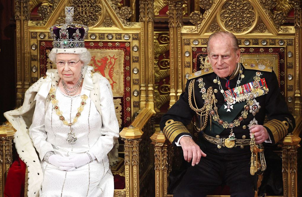 Donning Elizabeth og prins Philip på tronen.