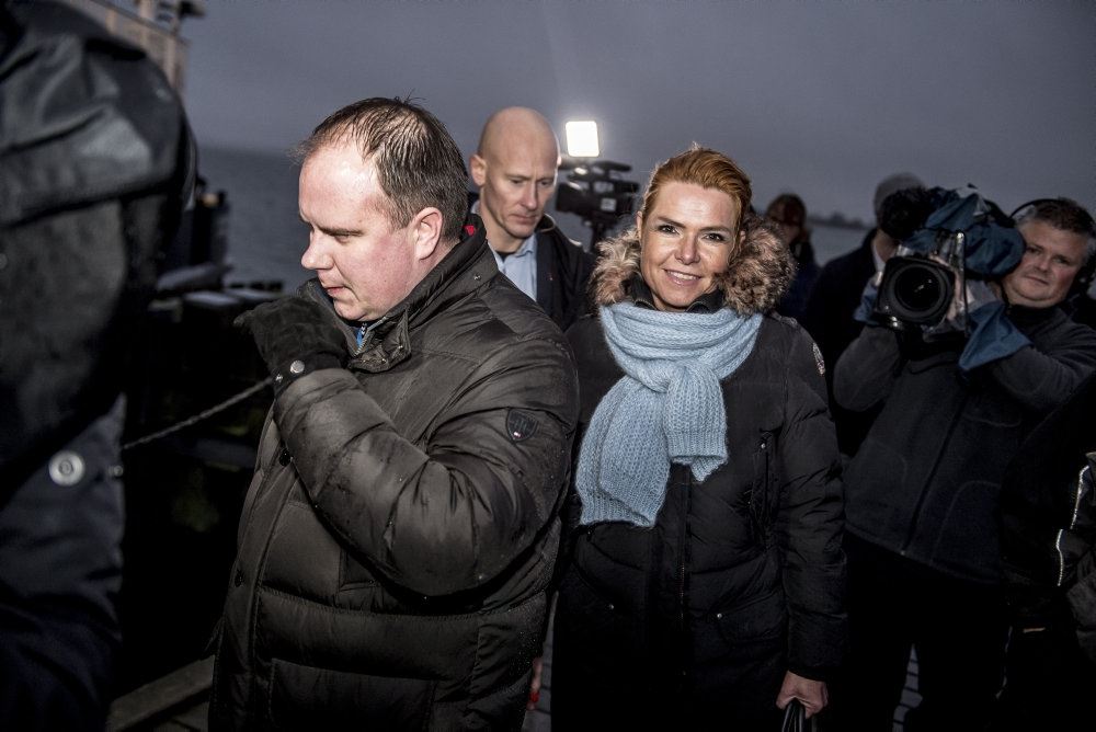 Inger Støjberg omgivet af pressefolk