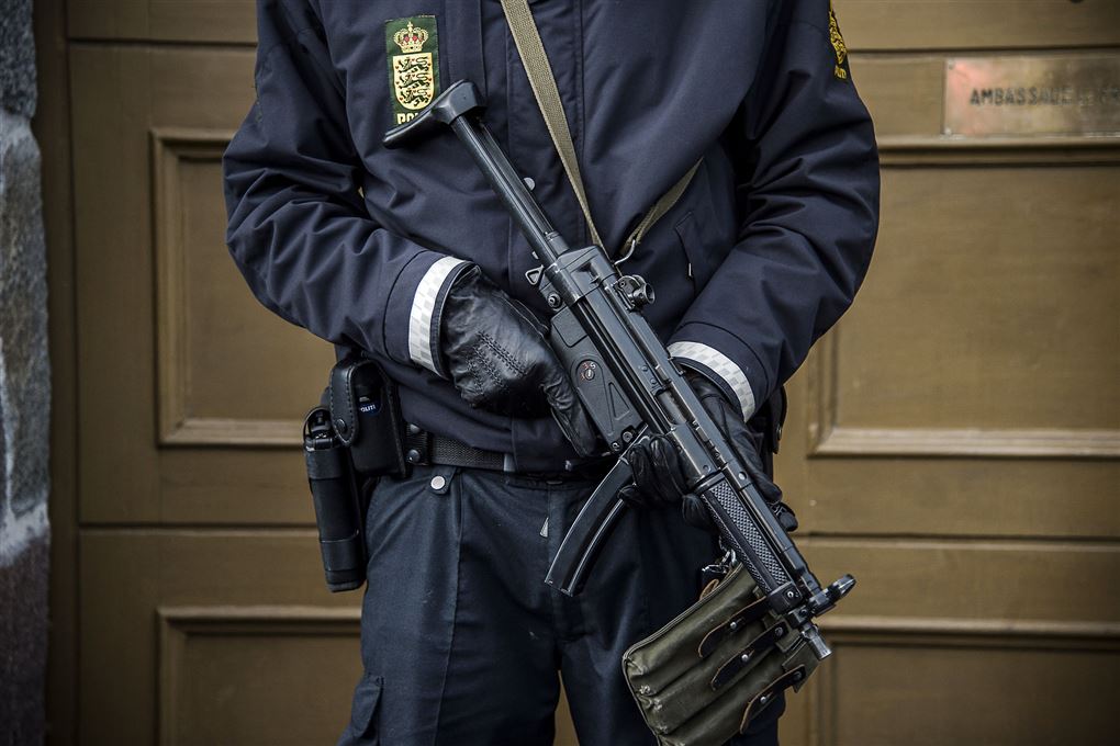 En politimand med maskinpistol
