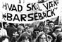 Unge med bannere demonstrerer tilbage i 1970'erne