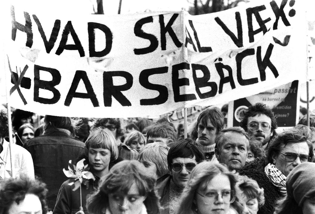 Unge med bannere demonstrerer tilbage i 1970'erne