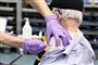 person vaccineres med sprøjte i overarmen