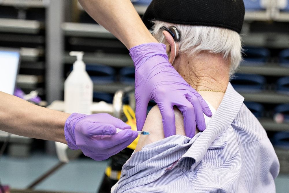 person vaccineres med sprøjte i overarmen