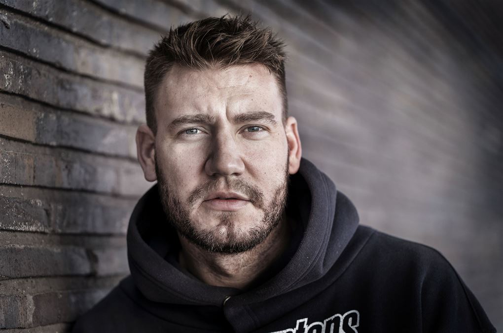 Nærbillede af Nicklas Bendtner der ser "hård" ud. 