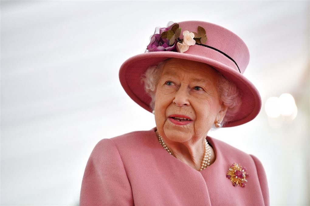 dronning elizabeth i pink outfit 