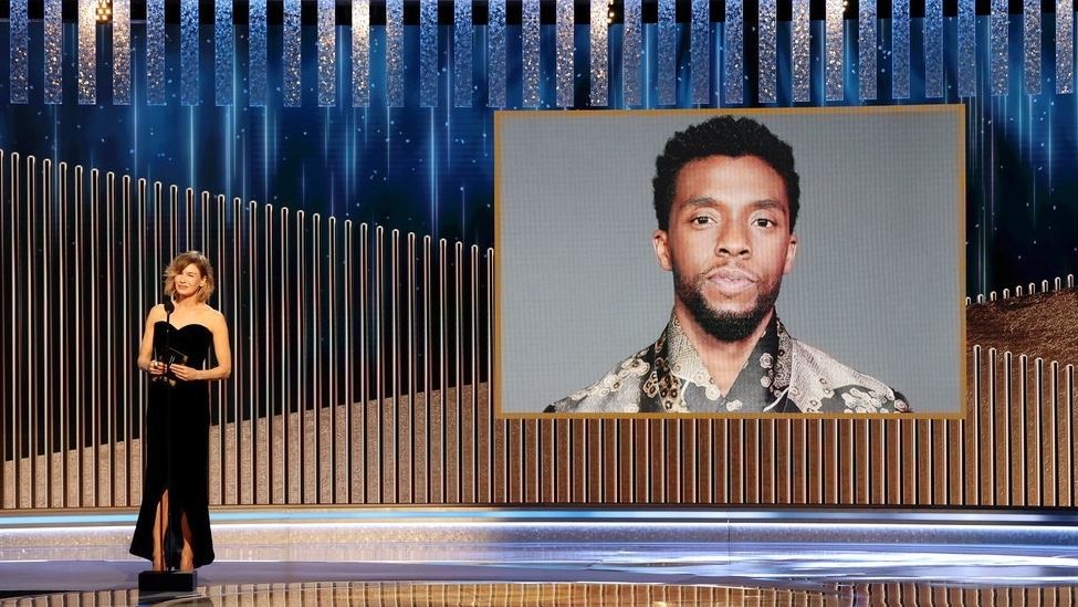 billede af Chadwick Boseman vises under uddelingen