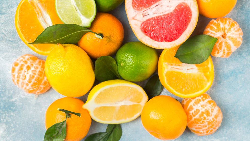 billede af citrusfrugter på et bord