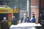 folk står ved ambulance uden for hospital 