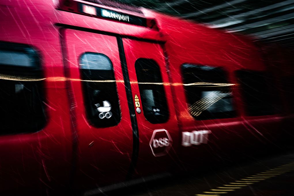 Et S-tog med den velkendte røde farve. 