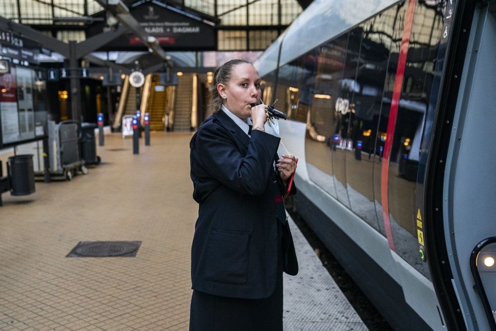en kontrollør  ved et tog på Hovedbanegården