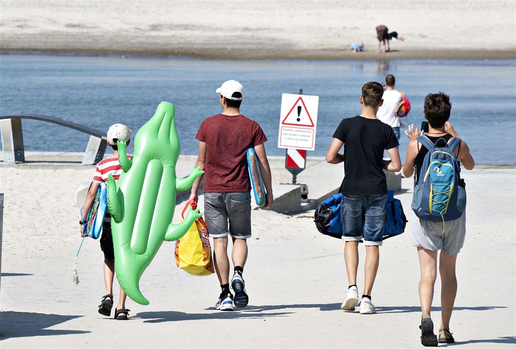 billede af turister på dansk strand