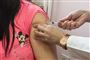 kvinde får vaccination med et stik i skulderen
