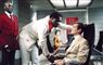 scene fra james bond-film med skuespillerne Yaphet Kotto og Roger Moore 