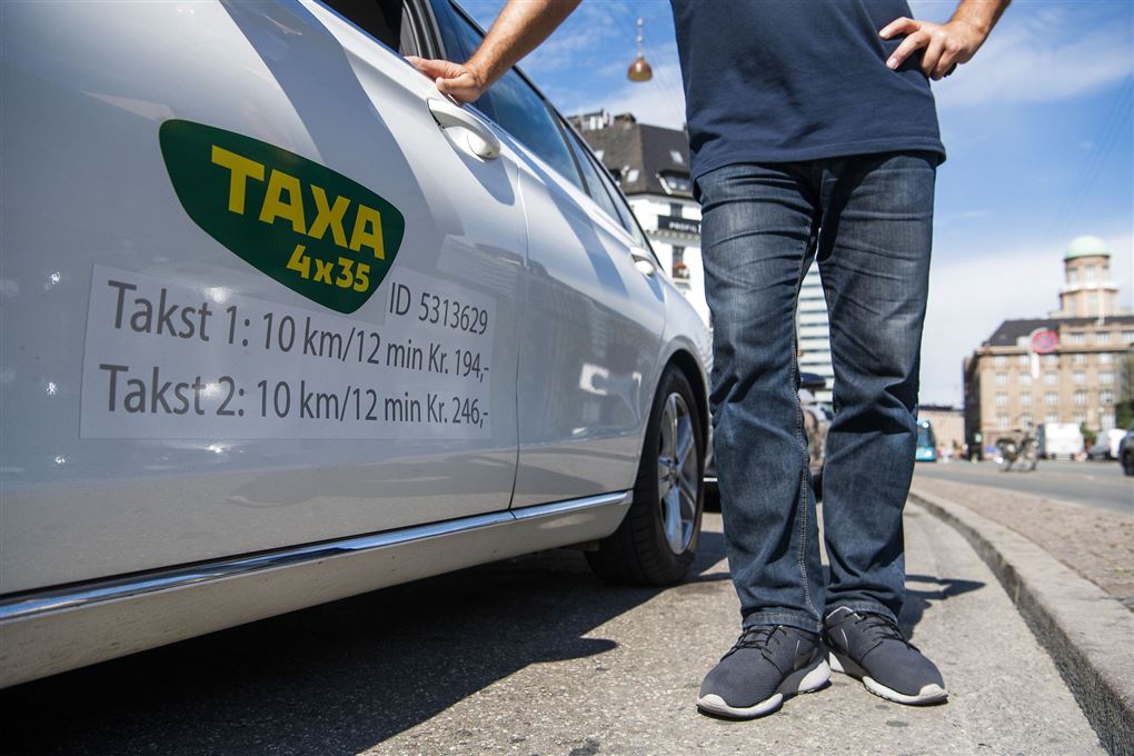 billede af person ved en taxa