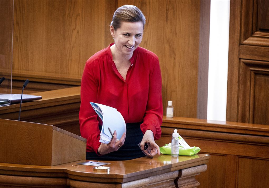 Mette frederiksen på Folketingets talerstol med et snedig ansigtsudtryk.